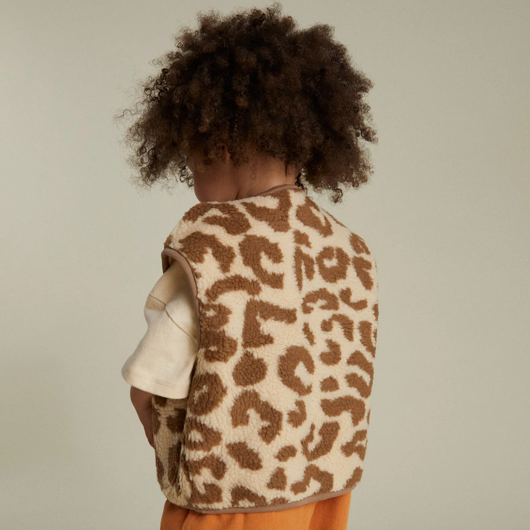 Alma Borg Leopard Print Teddy Gilet - Image 2