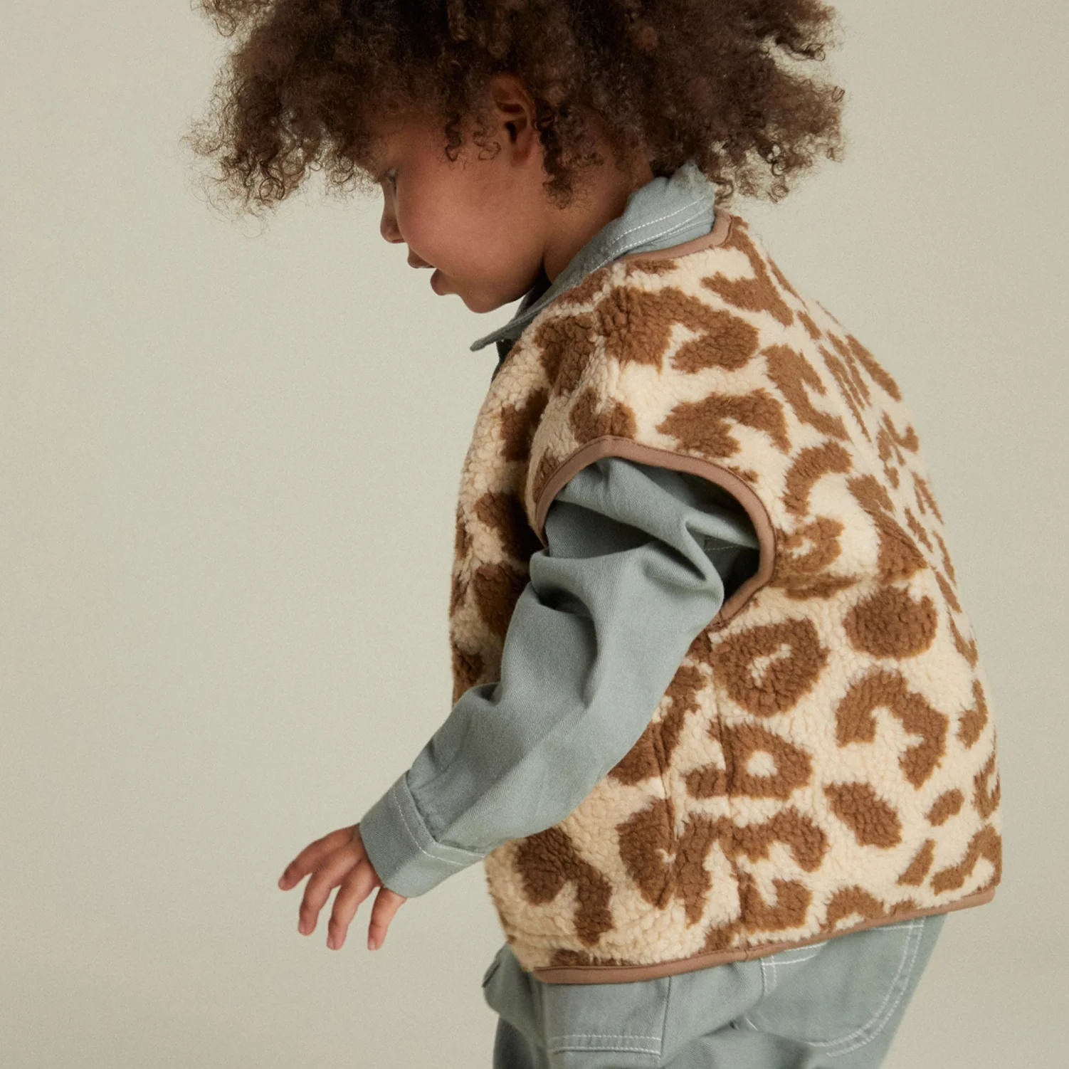 Alma Borg Leopard Print Teddy Gilet - Image 4