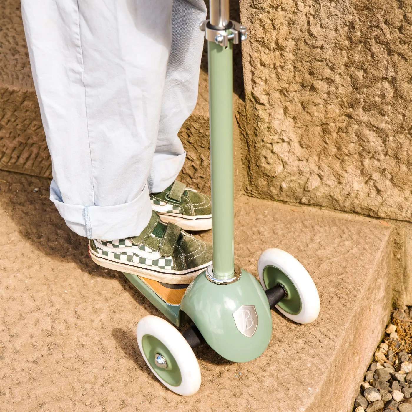 Banwood Kids 3 Wheel Scooter with Basket (Forest) - Image 2