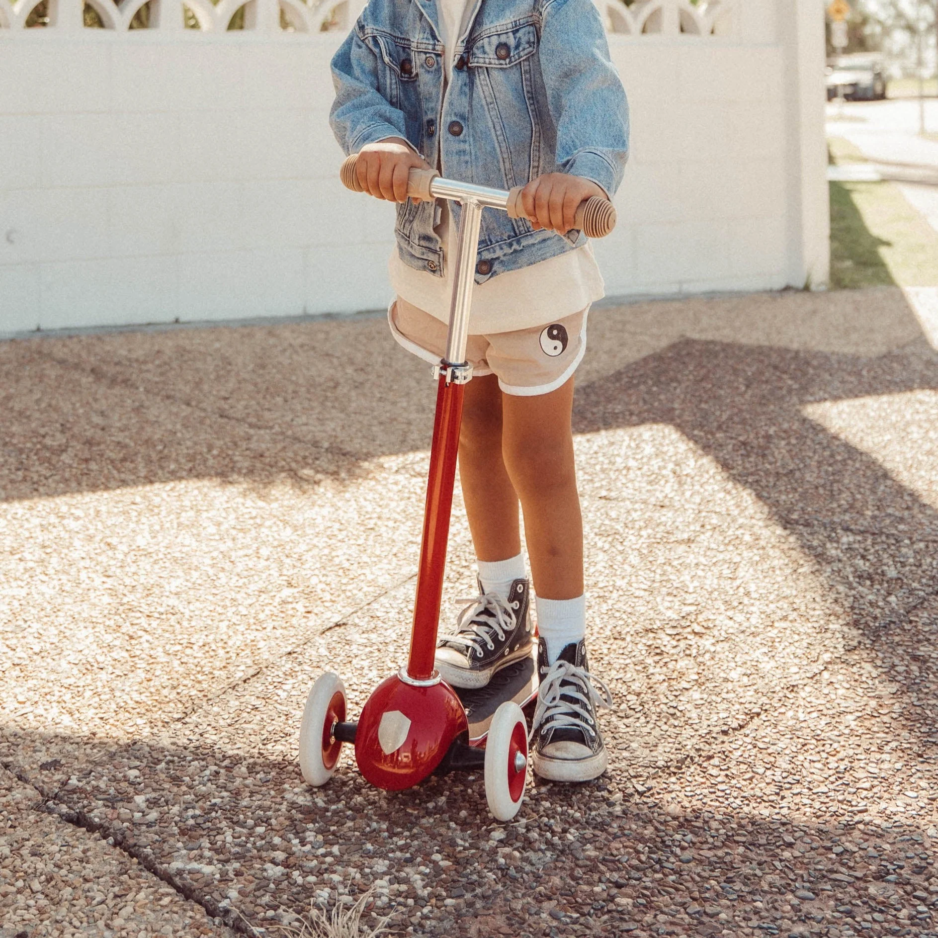 Banwood Kids 3 Wheel Scooter with Basket (Red) - Image 2