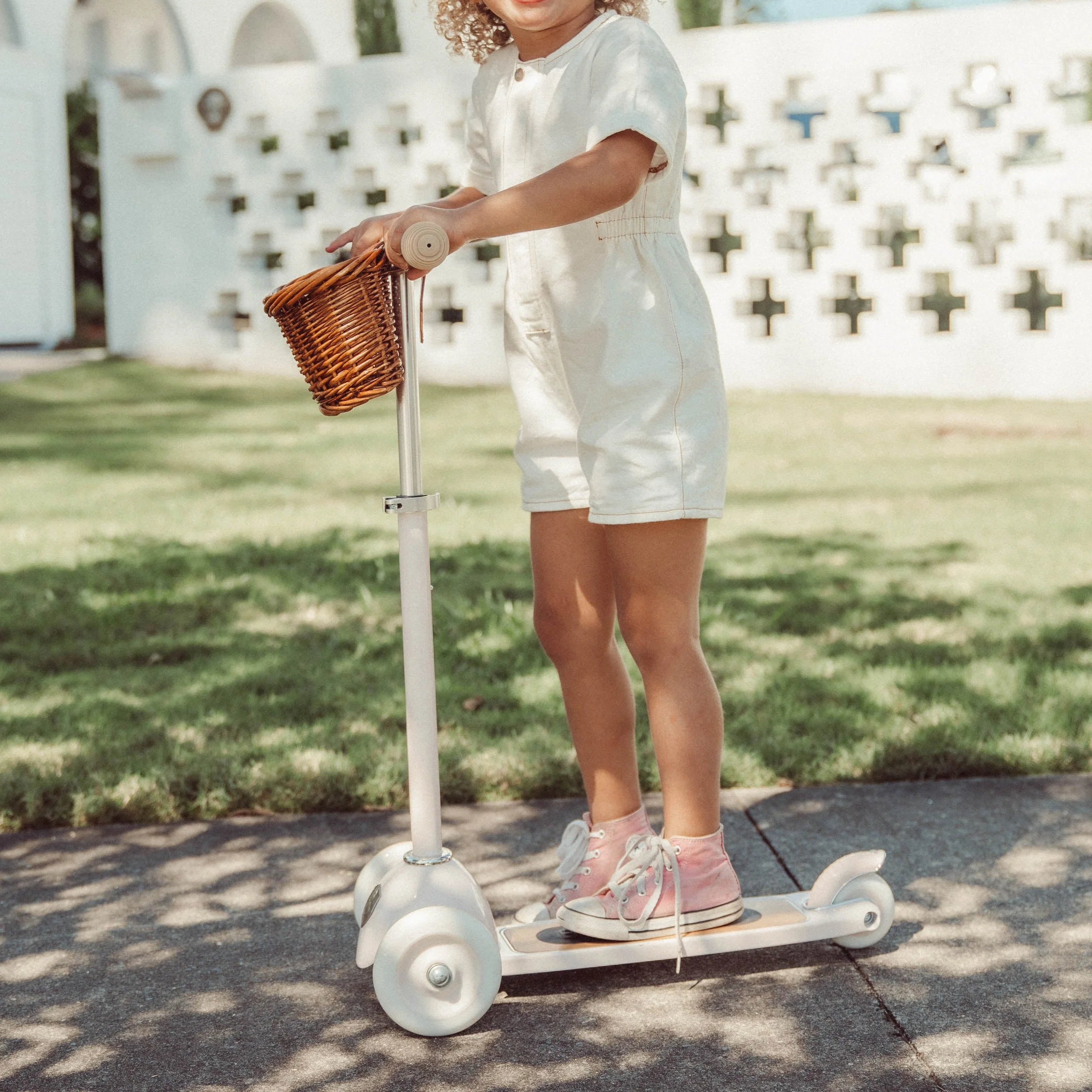 Banwood Kids 3 Wheel Scooter with Basket (White) - Image 2