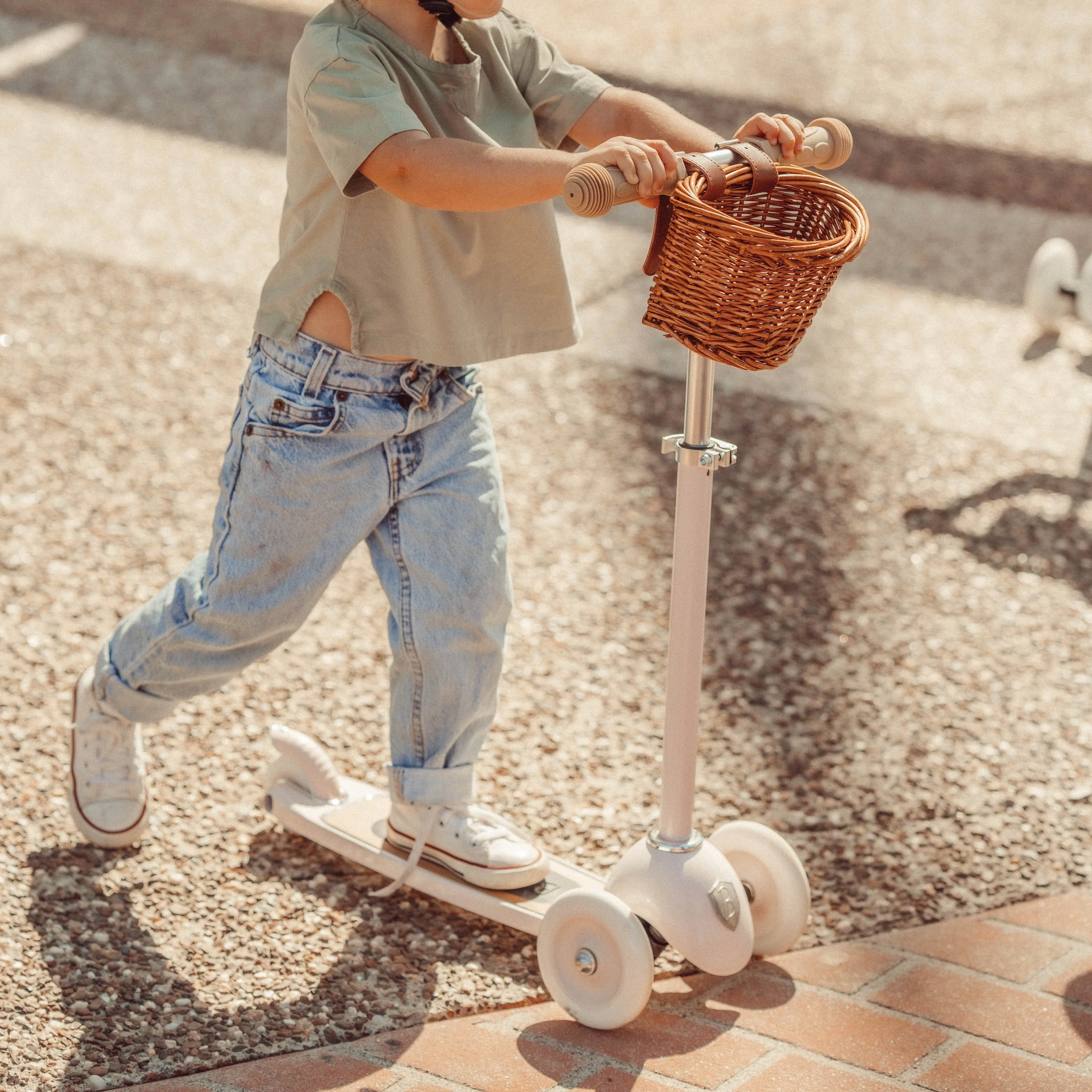 Banwood Kids 3 Wheel Scooter with Basket (White) - Image 4