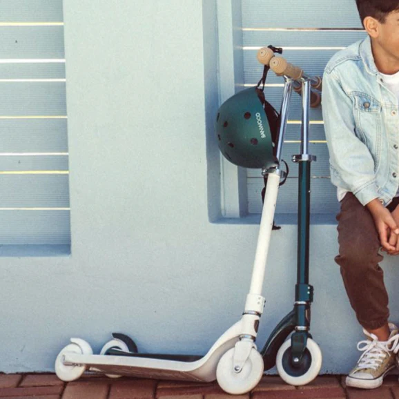 Banwood Kids Maxi Scooter with Basket (Green) - Image 3
