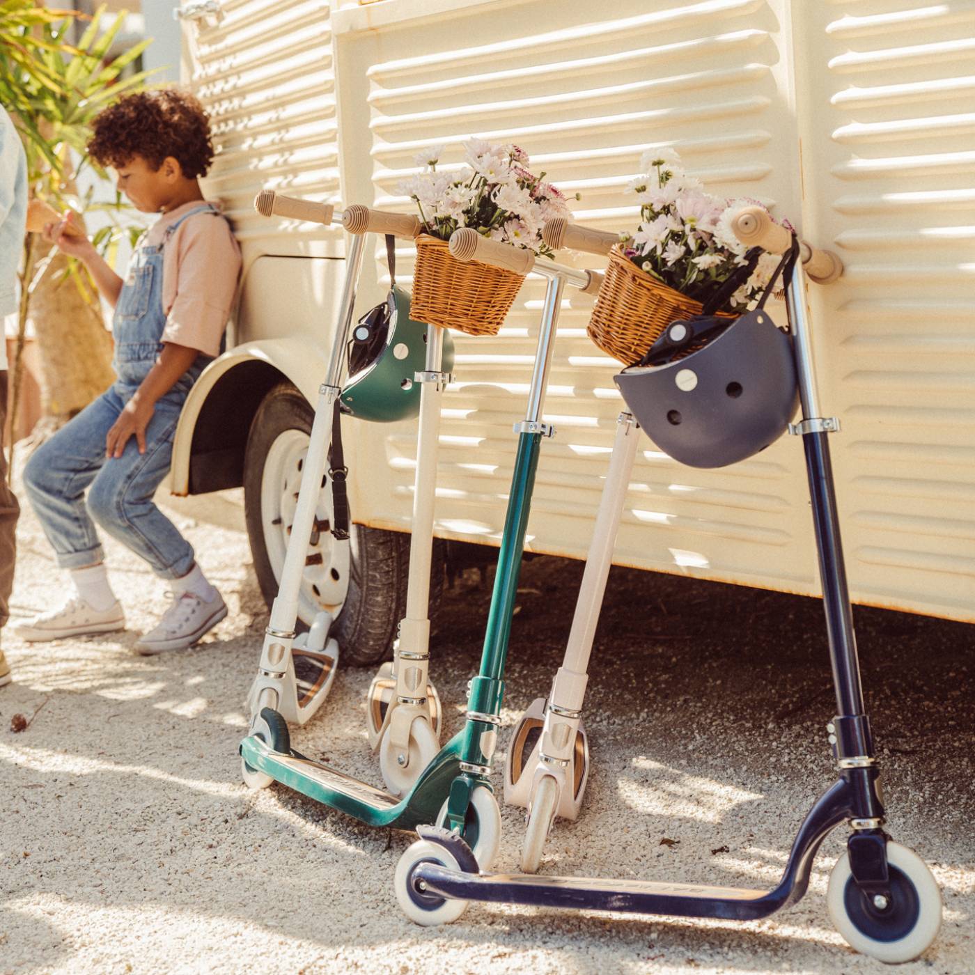 Banwood Kids Maxi Scooter with Basket (Green) - Image 6