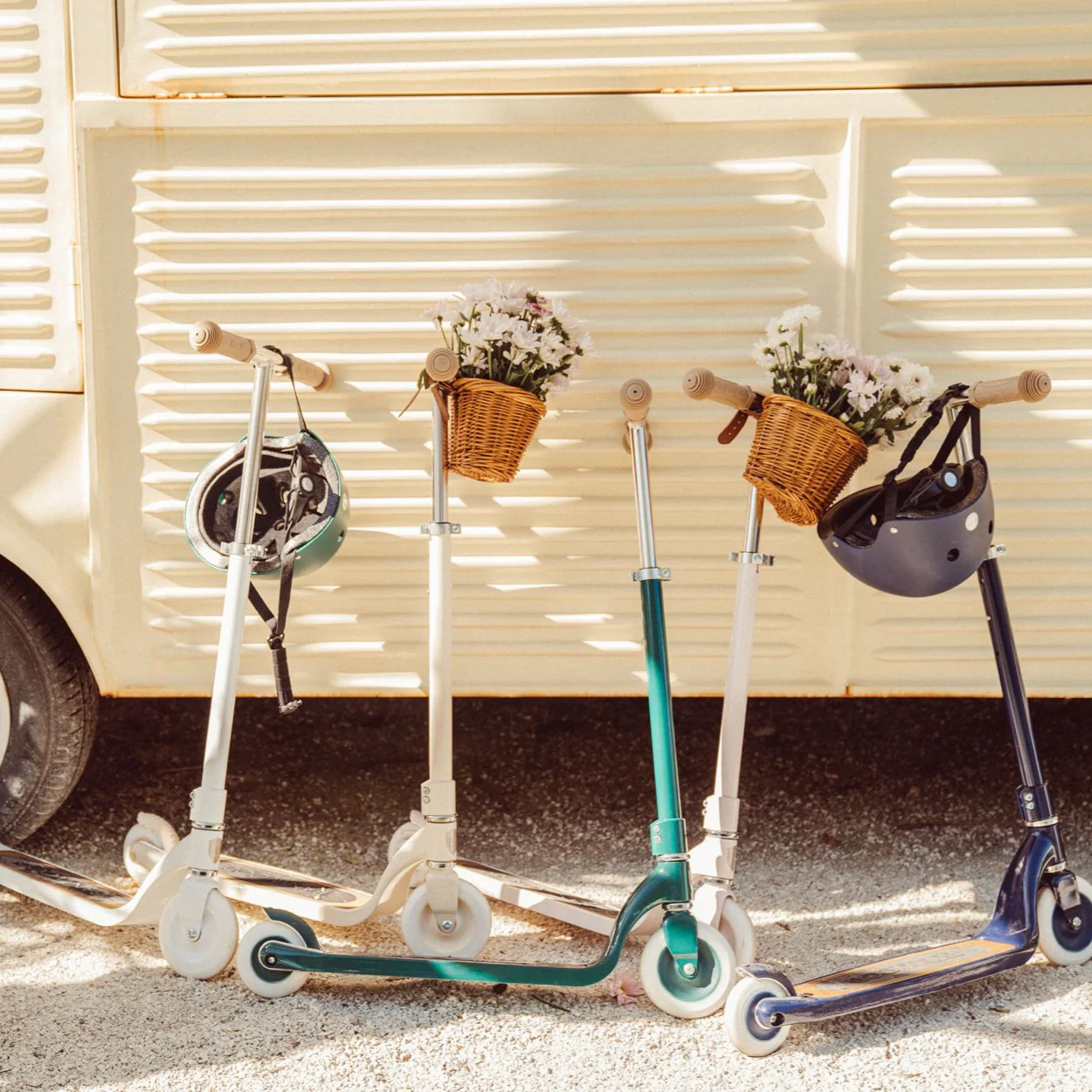 Banwood Kids Maxi Scooter with Basket (Green) - Image 7