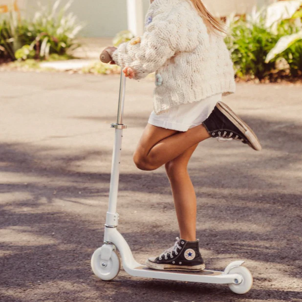 Banwood Kids Maxi Scooter with Basket (White) - Image 5