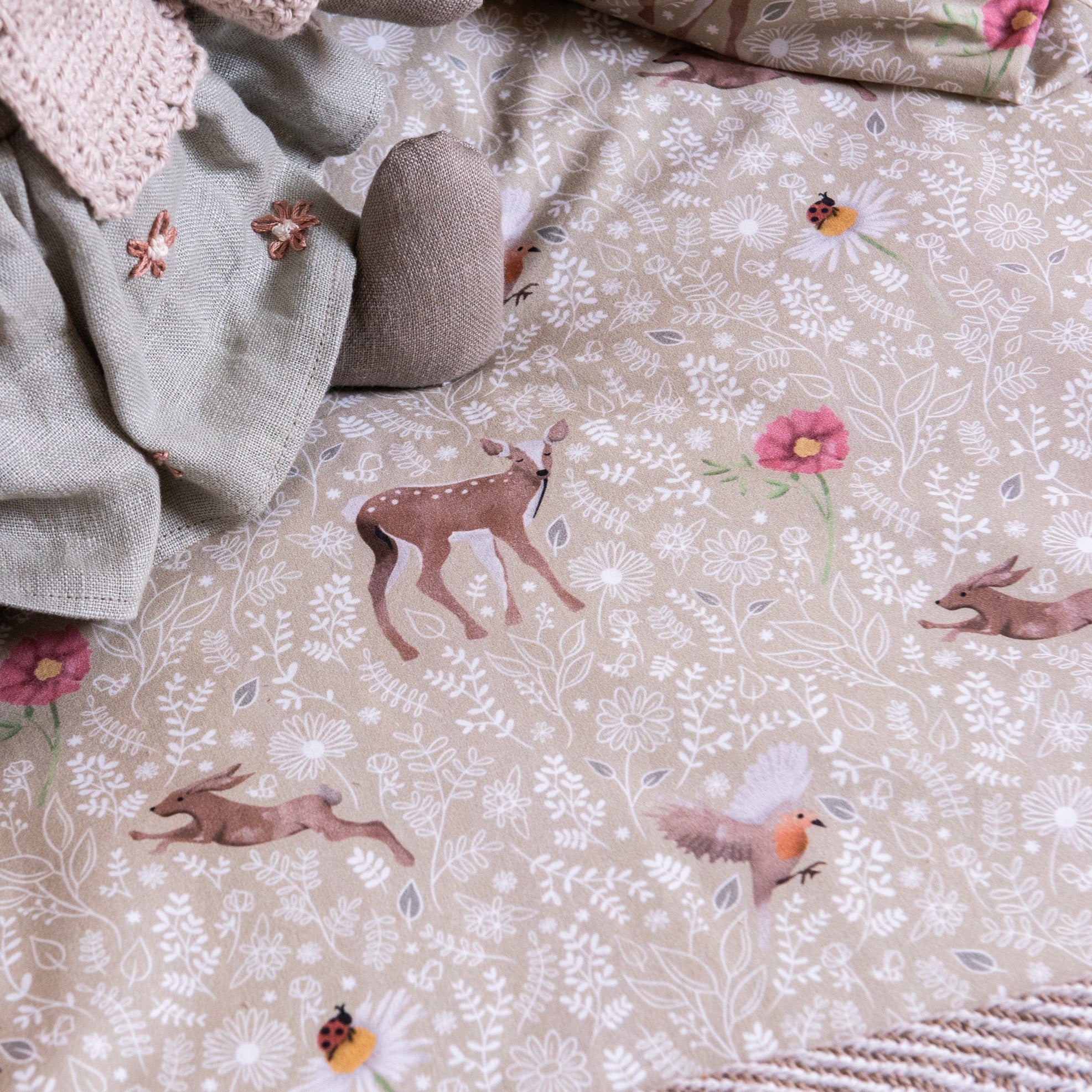 Meadow Floral Reversible Duvet and Pillow Bedding Set - Image 6