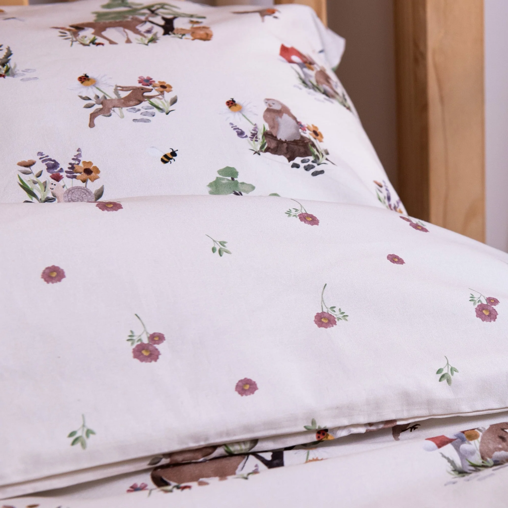 Meadow Scenes Reversible Cotton Duvet and Pillow Bedding Set - Image 5