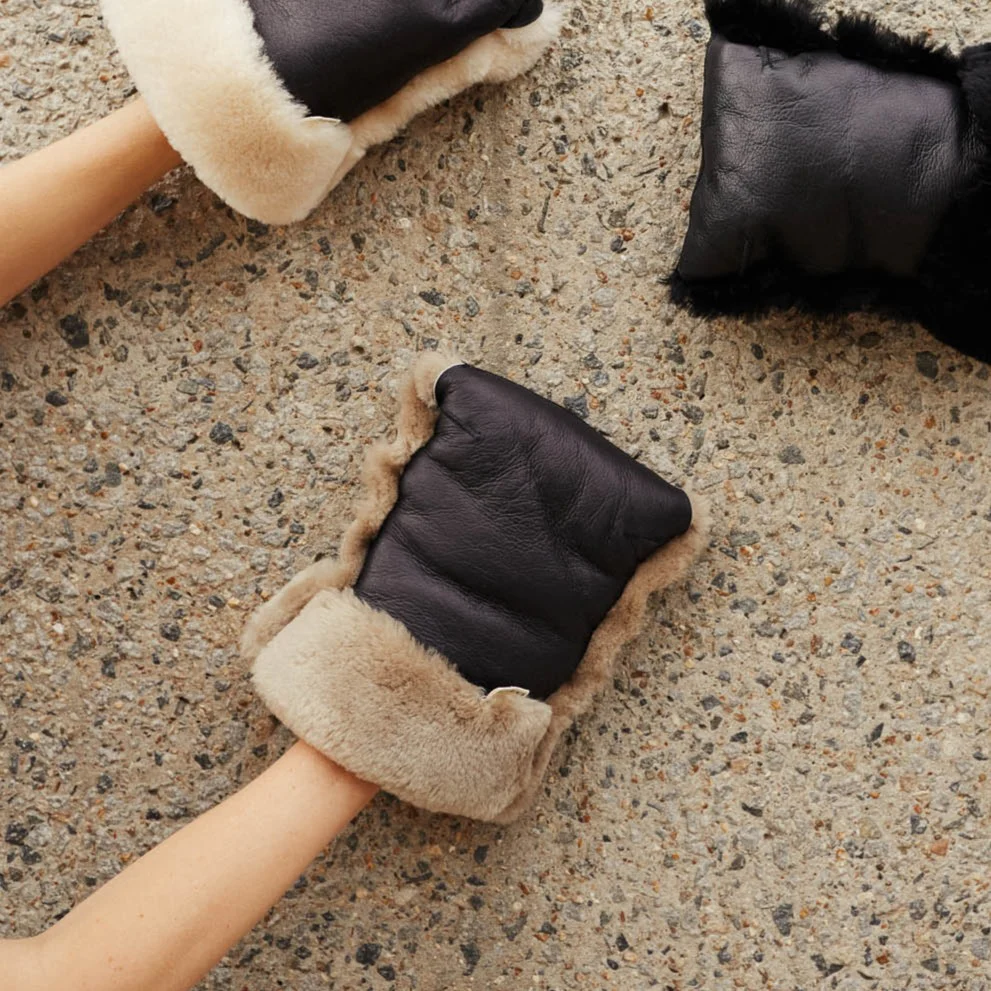 Coated Sheepskin Buggy Mittens (Noir/Toast) - Image 3