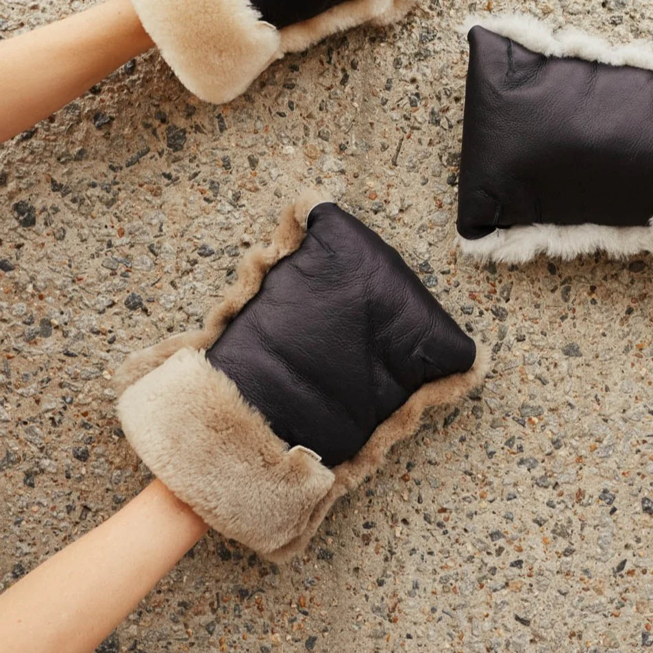 Coated Sheepskin Buggy Mittens (Noir/Toast) - Image 6