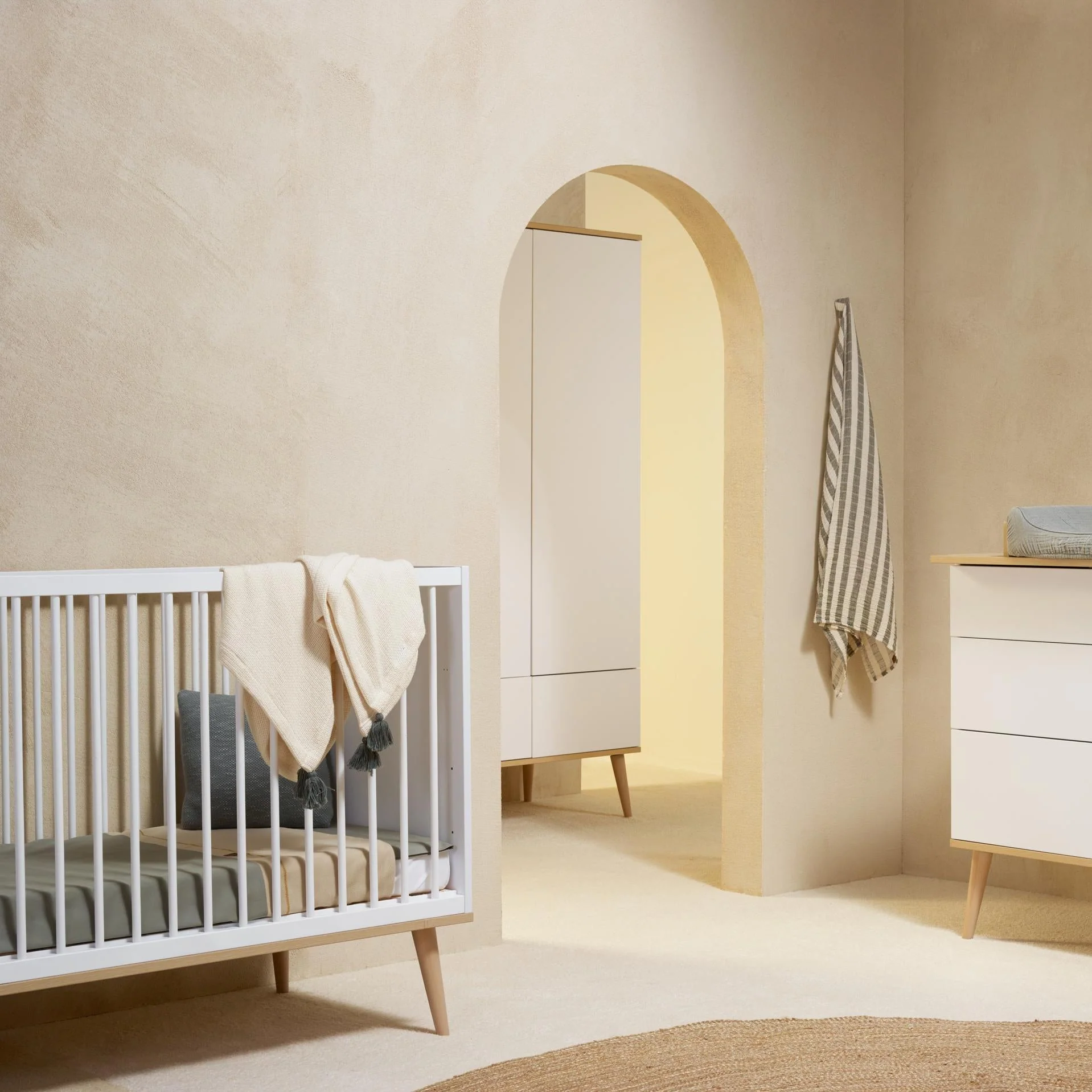 Flow Wooden Height Adjustable Baby Cot (White) - Image 2