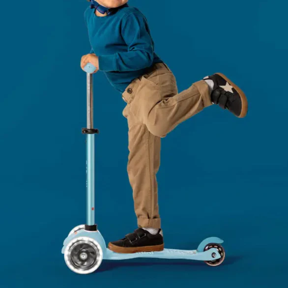 Mini Micro 4 in 1 Deluxe Scooter with LED Wheels (Blue) - Image 7