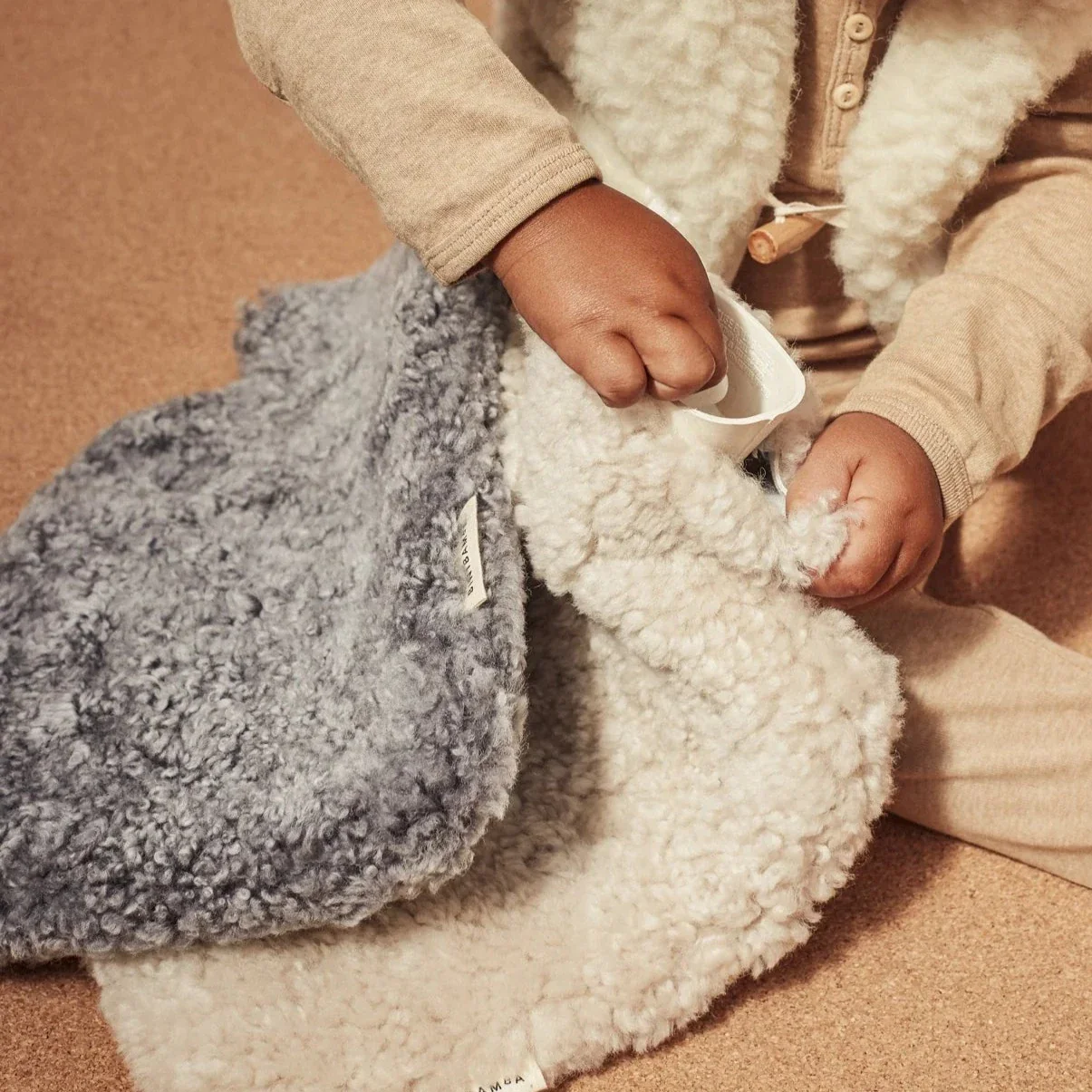Sheepskin Hot Water Bottle Cover (Gris) - Image 2