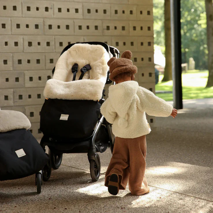 Sheepskin Universal Fixed Harness Buggy Puffmuff (Noir + Milk) - Image 11