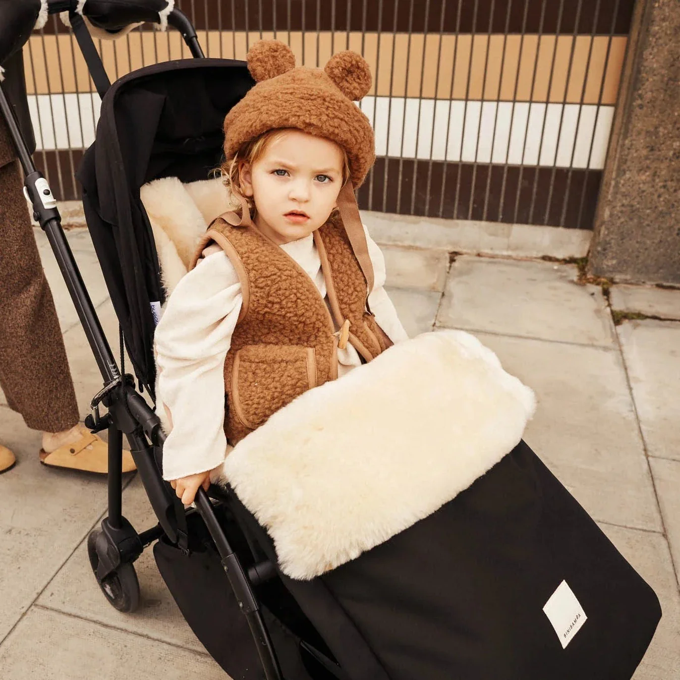 Sheepskin Universal Fixed Harness Buggy Puffmuff (Noir + Milk) - Image 5