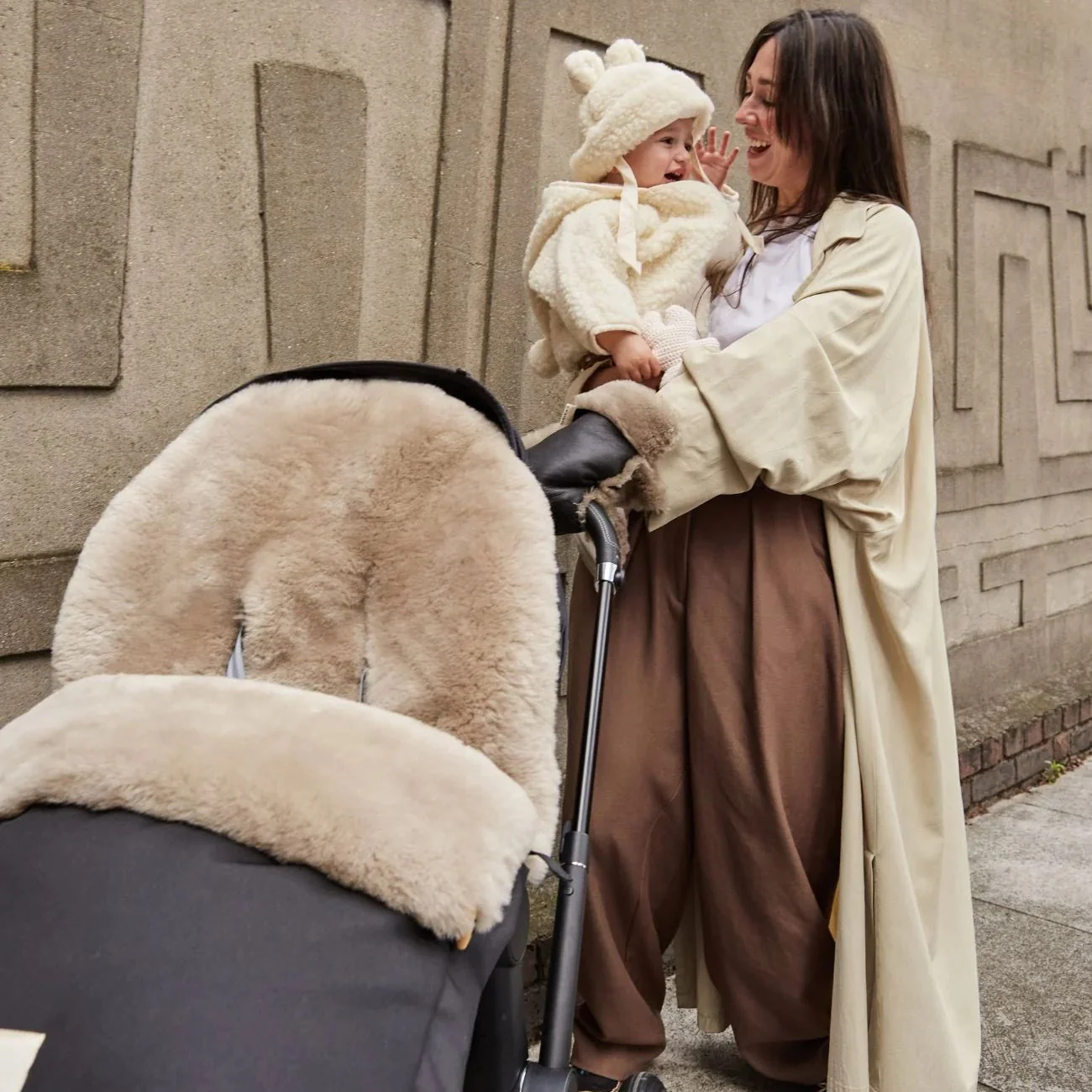 Sheepskin Universal Fixed Harness Buggy Puffmuff (Noir + Toast) - Image 4