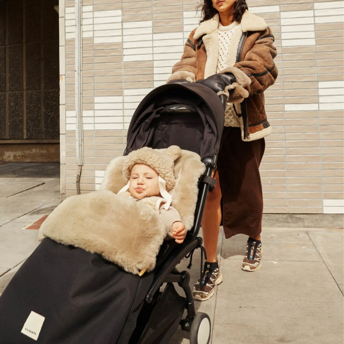 Sheepskin Universal Fixed Harness Buggy Puffmuff (Noir + Toast) - Image 7